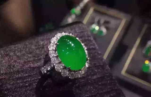 网红黑冰料翡翠值钱吗,揭秘其价值与收藏潜力